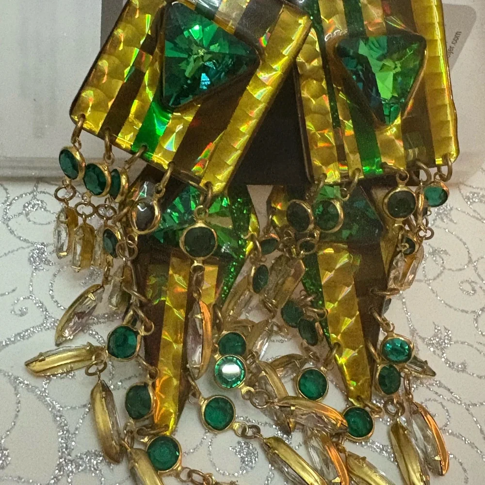 Vintage Beth Brennen Amazing 2 in 1 Green and Gold Loaded Earing New 51/2”long
S - Picture 7 of 16